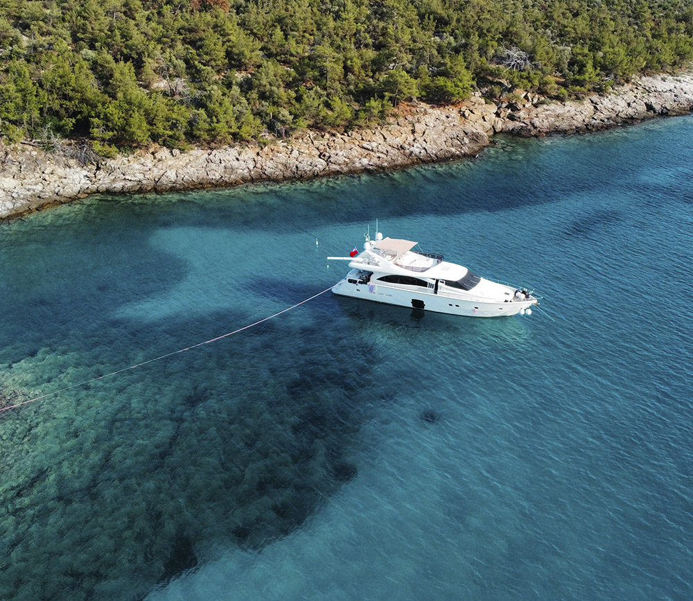 Gestion integral de barcos y yates en Ibiza Imagen de barco en cala de Ibiza - Gestión integral completa de barcos y yates en Ibiza
