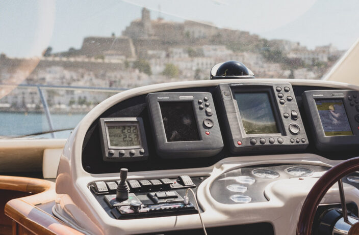 imagen vista del panel frontal de barco en Ibiza