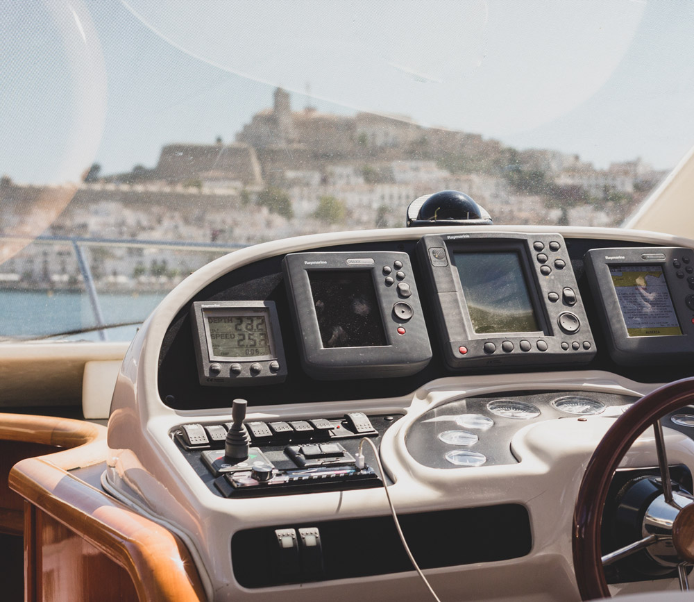 Vista del panel frontal de barco en Ibiza imagen vista del panel frontal de barco en Ibiza