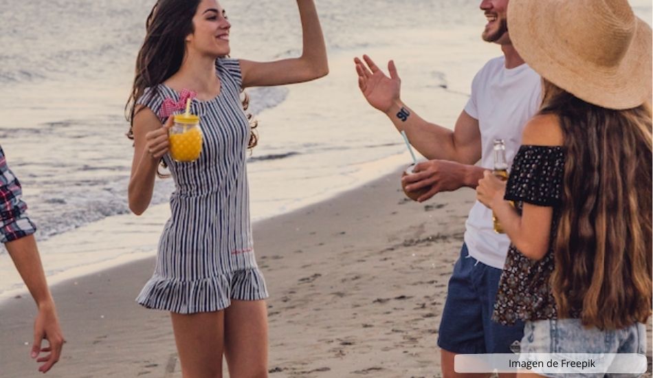 Fiesta en la playa en verano en Ibiza con amigos