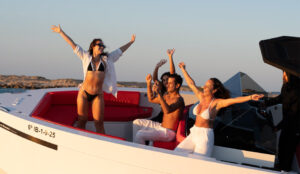 Imagen Chicos, en barco celebrando una fiesta en Ibiza