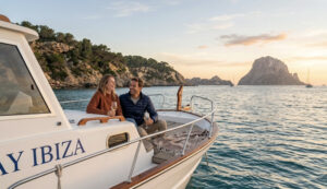 Barco en Ibiza en Otoño